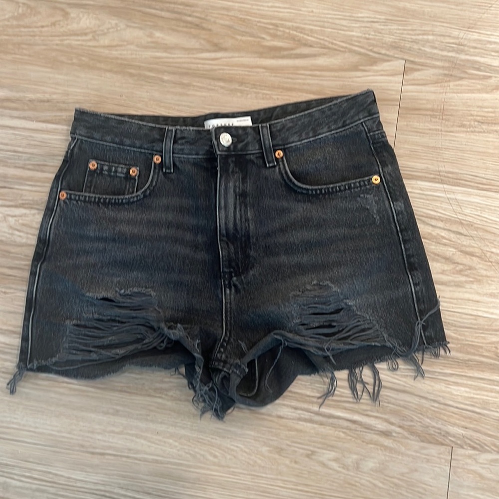 TOP SHOP MOM FIT Black Denim cut off distressed Jean shorts (size 6)